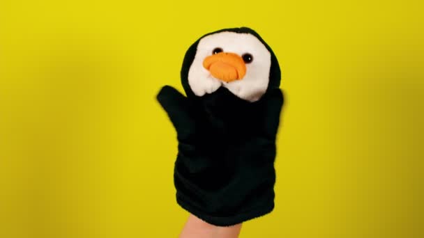 黄色背景的软木偶玩具 木偶表演的概念 木偶企鹅的特写 — 图库视频影像