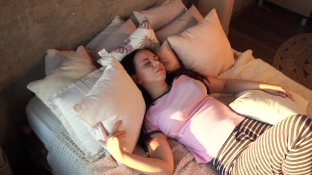 Jovem Dormindo Travesseiros Sob Xadrez Cama Início Manhã Fêmea Irritada — Vídeo de Stock