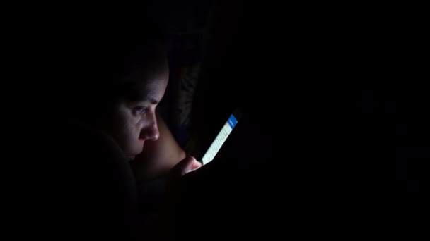 Dorosła Kobieta Korzystająca Smartfona Ciemną Noc — Wideo stockowe