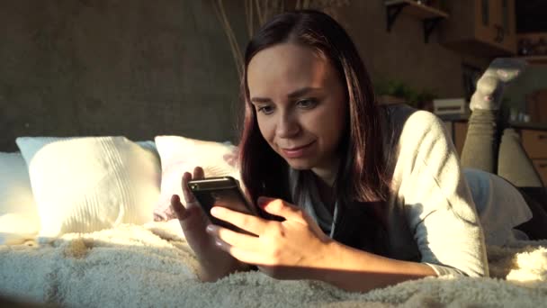 Giovane Donna Allegra Utilizzando Smartphone Sul Letto Dall Alto Felice — Video Stock