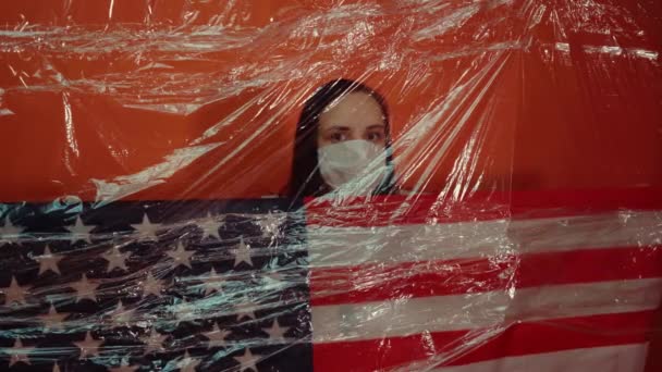 Mladá Žena Lékařské Masce Americkou Vlajkou Izolaci Koronoviru Oranžovém Pozadí — Stock video