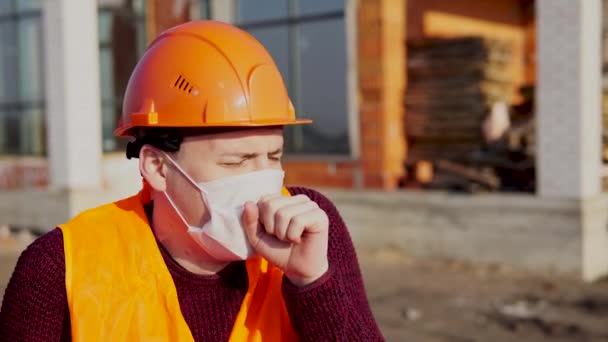 Nşaat Kaskı Antiviral Koruyucu Maskeli Bir Mühendis Inşaat Alanında Öksürüyor — Stok video