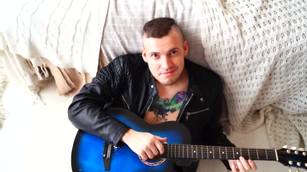 Молодий Чоловік Татуюванням Грудях Грає Гітарі Спальні Хіпстер Навчиться Грати — стокове відео