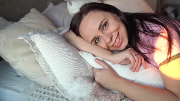 Sabahları Pijamalı Güzel Bir Kadın Yatakta Dinleniyor Yatakta Yastıkların Üzerinde — Stok video