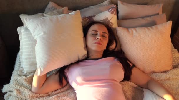 Jeune Femme Dormant Sur Des Oreillers Sous Plaid Lit Tôt — Video