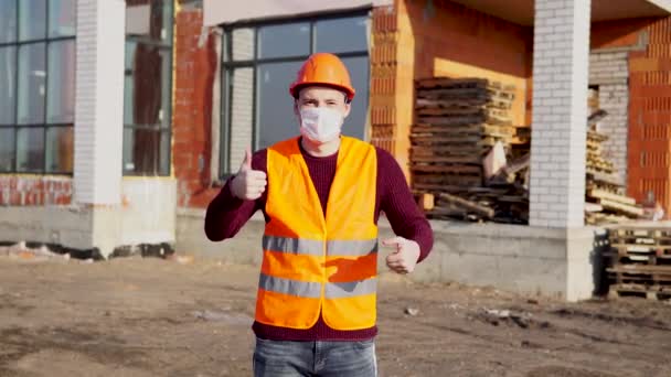 Nşaat Miğferindeki Mühendis Antiviral Koruyucu Maske Inşaat Alanında Onay Gösteriyor — Stok video