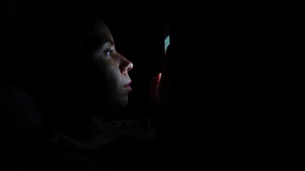 Volwassen Vrouw Met Smartphone Een Donkere Nacht — Stockvideo