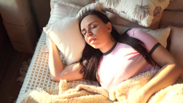 Genç Bir Bayan Yatak Odasında Huzur Içinde Uyuyor Dinleniyor Yatakta — Stok video
