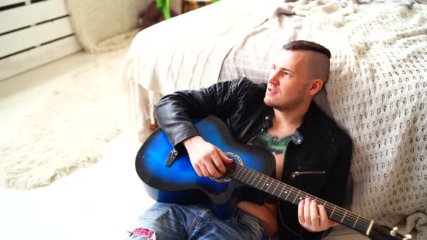 Mladý Muž Tetováním Prsou Hraje Kytaru Ložnici Hipster Učí Hrát — Stock video