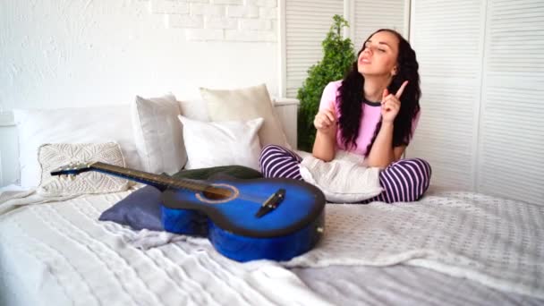 Młoda Kobieta Ciesząc Się Jej Relaksujący Siedząc Gitarą Pokoju Dorosła — Wideo stockowe