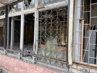 Eski binadaki kırık camları kapatın. Terk edilmiş tuğla binada camları kırık camlar. Sokak isyanları kavramı