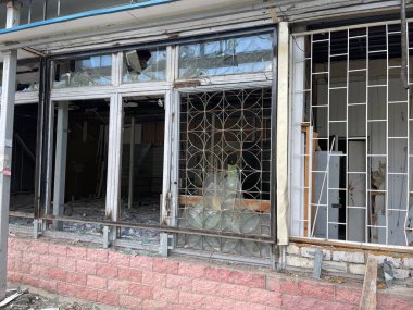 Eski binadaki kırık camları kapatın. Terk edilmiş tuğla binada camları kırık camlar. Sokak isyanları kavramı