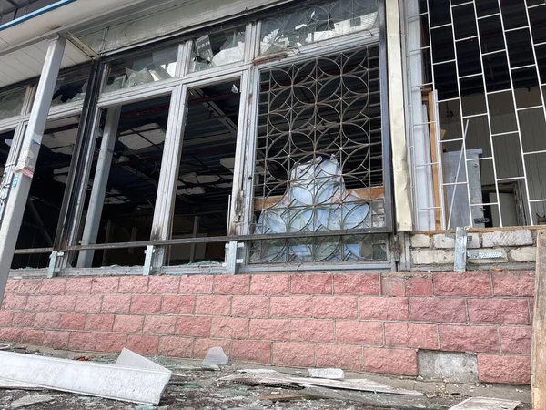 Старому Будинку Розбиті Вікна Вікна Розбитими Склянками Покинутому Цегляному Будинку — стокове фото