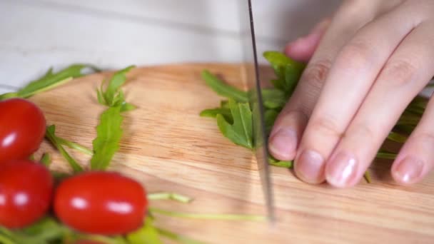 Close Mulher Cortando Arugula Verde Placa Madeira Mãos Mulher Cortando — Vídeo de Stock