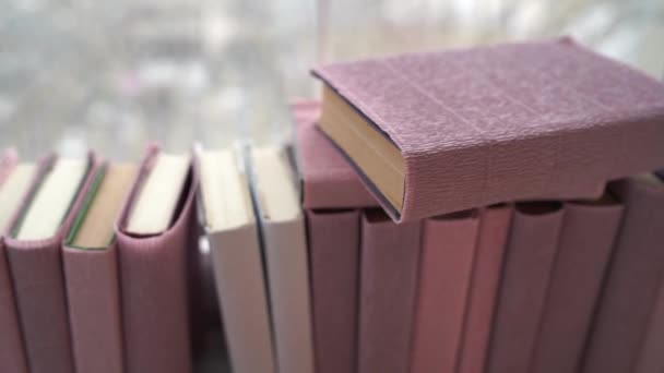 Grote Stapel Boeken Windowsill Boeken Verpakt Gekleurd Papier Liggen Vensterbank — Stockvideo