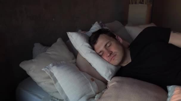 Joven Durmiendo Sobre Almohadas Cama Por Mañana Temprano Enojado Macho — Vídeo de stock