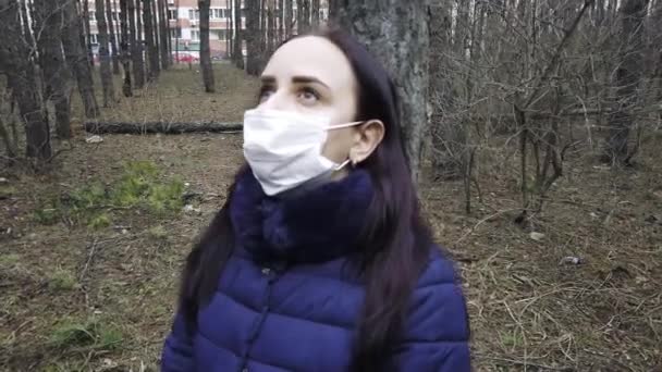 Porträt Einer Jungen Frau Mit Medizinischer Maske Auf Dem Gesicht — Stockvideo