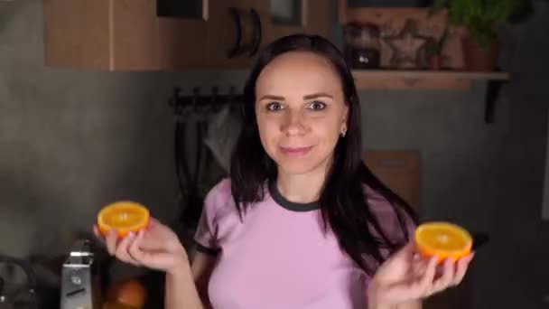 Mujer Joven Escondiendo Cara Detrás Frutas Cocina Señora Adulta Coqueteando — Vídeo de stock