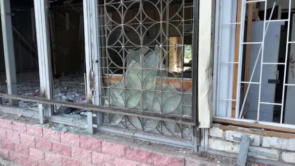 古い建物の壊れた窓を閉める 放棄されたレンガ造りの建物で壊れたメガネを持つWindows ストリート暴動の概念 — ストック動画