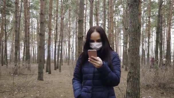 Junge Frau Mit Medizinischer Maske Auf Dem Gesicht Die Wald — Stockvideo