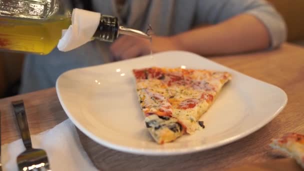 Une Jeune Femme Assise Table Dans Café Les Mains Des — Video