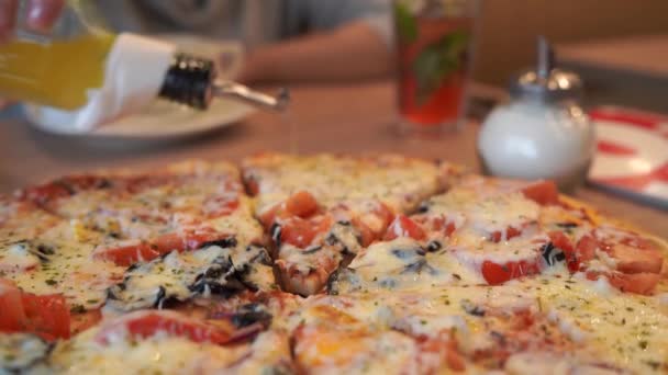 Primer Plano Pizza Grande Mesa Las Manos Las Mujeres Vertiendo — Vídeos de Stock