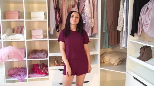 Hübsche Junge Frau Schlafanzug Nickt Zustimmend Der Umkleidekabine Brünette Zeigt — Stockvideo