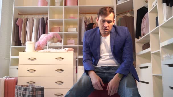 Młody Przystojny Mężczyzna Czeka Kobietę Garderobie Zrozpaczony Samiec Powtarzający Jego — Wideo stockowe