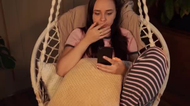 Hamakta Dinlenen Mutlu Genç Bir Kadın Akıllı Telefonuyla Evde Oturuyor — Stok video