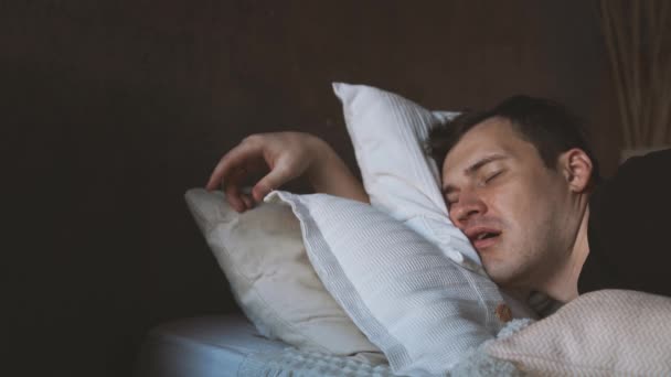 Hombre Está Durmiendo Tranquilamente Dormitorio Relajándose Hombre Tranquilo Pacífico Duerme — Vídeos de Stock