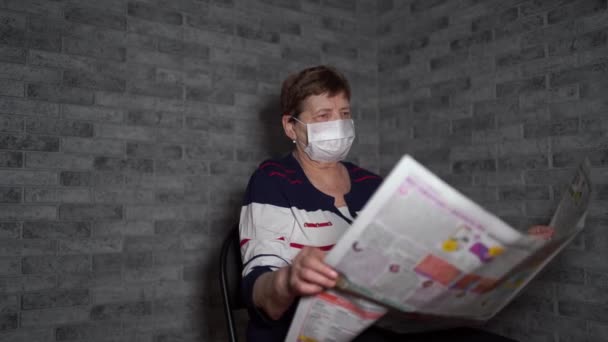 Uma Velha Com Uma Máscara Médica Aprende Notícias Sobre Coronavírus — Vídeo de Stock