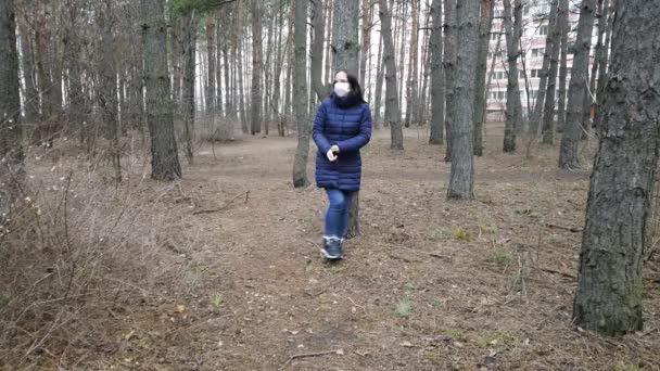 Potret Wanita Muda Bertopeng Medis Wajahnya Berjalan Hutan Wanita Dewasa — Stok Video