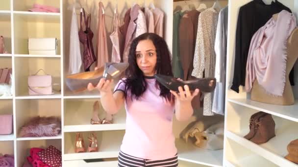 Elbise Dolabında Yüksek Topuklu Ayakkabı Seçen Genç Bir Bayan Siyah — Stok video