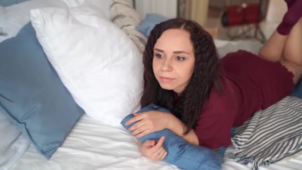 Kadın Yatakta Uzanıyor Pencereden Dışarı Bakıyor Bir Şey Düşünüyor Mutlu — Stok video