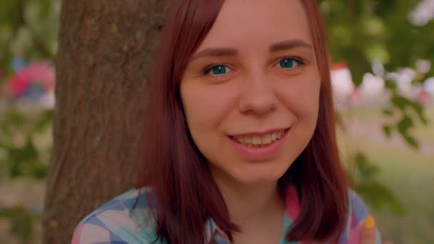 Zbliżenie Młodej Kobiety Uśmiecha Się Patrzy Kamerę Portret Brunetki Siedzącej — Wideo stockowe