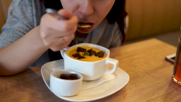 Une Jeune Femme Qui Mange Soupe Fromage Café Femme Adulte — Video