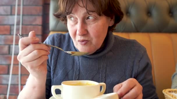 Dojrzała Kobieta Zupę Serową Kawiarni Starsza Kobieta Siedząca Przy Stole — Wideo stockowe