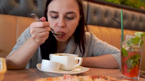 Młoda Kobieta Jedząca Zupę Serową Kawiarni Dorosła Samica Siedząca Przy — Wideo stockowe
