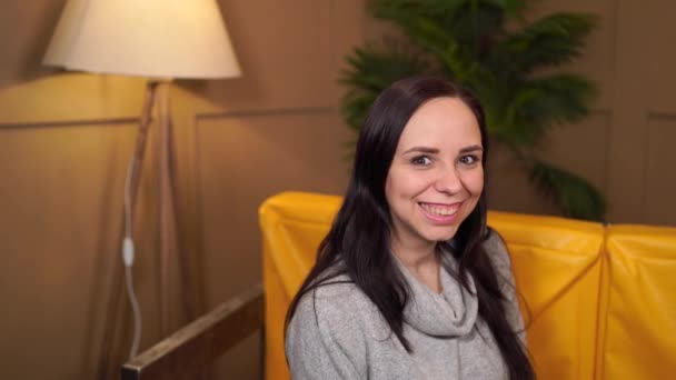 Confiada Joven Mujer Feliz Descansando Sofá Casa Desde Arriba Alegre — Vídeos de Stock