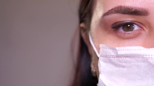 顔に医療マスクの女性 コロナウイルスの流行や病気の概念 — ストック動画