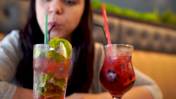 Una Hermosa Joven Está Bebiendo Los Batidos Saludables Café Chica — Vídeos de Stock