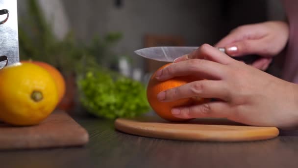 Kvinna Skära Frukt Träskiva Kök Kvinnors Händer Skära Orange Med — Stockvideo