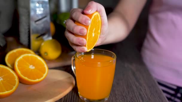 Man Klämmer Apelsin Köket För Att Nypressad Apelsinjuice Närbild — Stockvideo