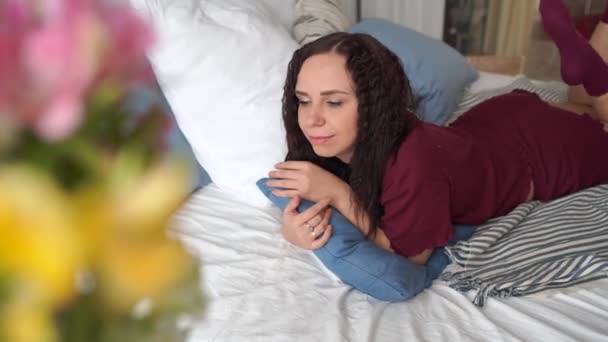 Portret Van Jonge Mooie Vrouw Pyjama Liggend Bed Omhelzing Met — Stockvideo