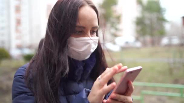 Wanita Muda Bertopeng Medis Wajahnya Belajar Berita Tentang Epidemi Ponsel — Stok Video