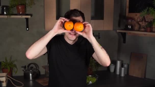 Jeune Homme Cachant Son Visage Derrière Des Fruits Dans Cuisine — Video