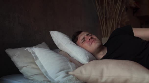 Joven Durmiendo Sobre Almohadas Cama Por Mañana Temprano Enojado Macho — Vídeos de Stock