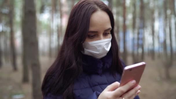 Yüzünde Tıbbi Maske Olan Genç Bir Kadın Ormanda Yürüyor Cep — Stok video