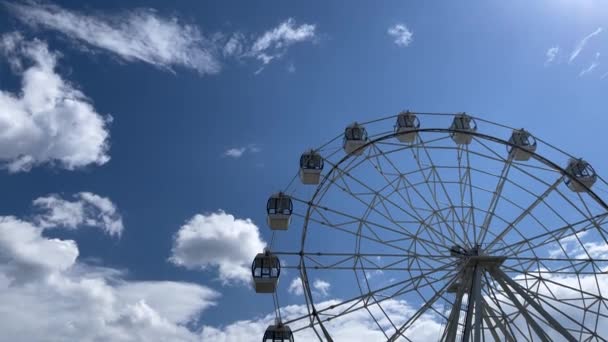 Primer Plano Rueda Giratoria Del Hurón Sobre Fondo Del Cielo — Vídeo de stock