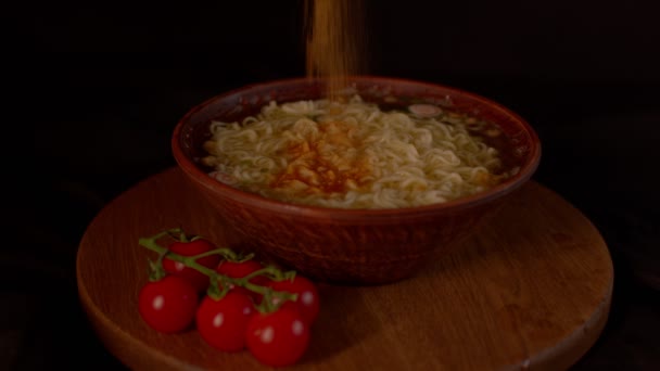 Κοντινό Πλάνο Από Έτοιμα Στιγμιαία Noodles Πιάτο Στο Δίσκο Αγνώριστο — Αρχείο Βίντεο